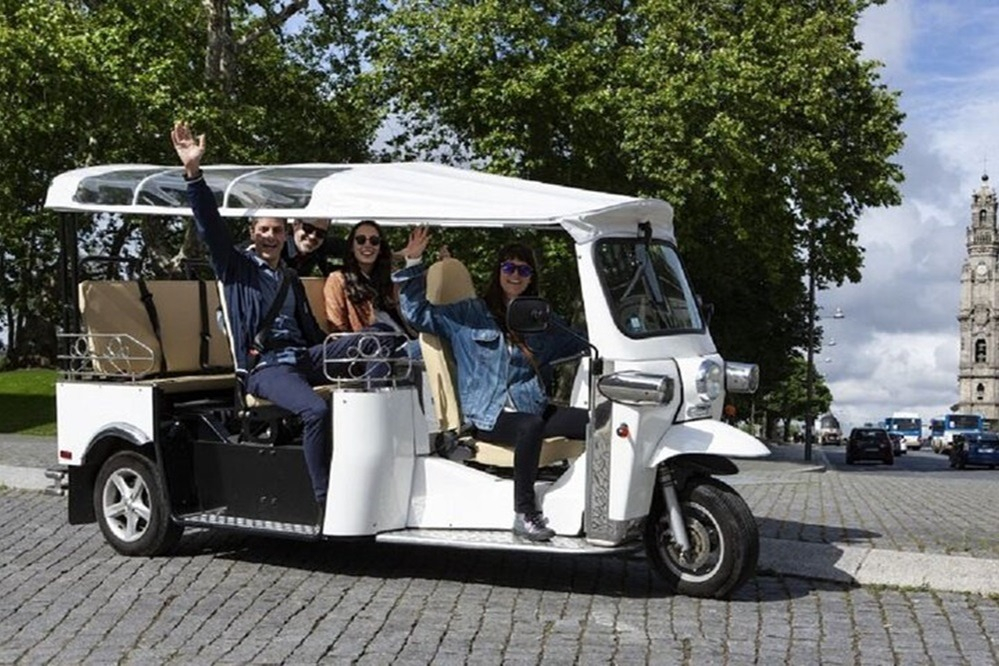 Porto: 2-Hr Private Tuk-Tuk Tour to Monastery and Cellars