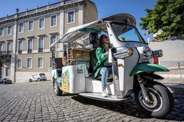Passeio particular de Tuk Tuk de meio dia em Lisboa