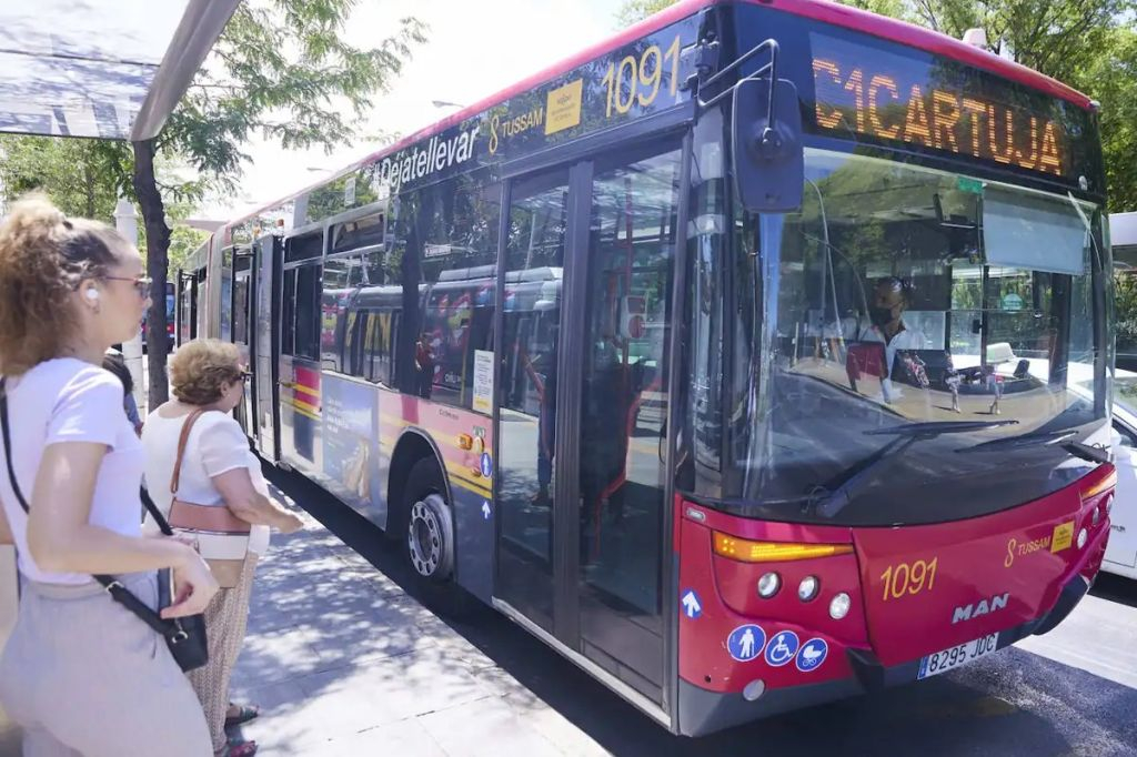 Seville: Airport & City Bus Transfer Service