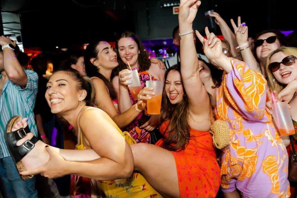 Lisbon: Pub Crawl with Open Bar, Shots, and VIP Club Entry