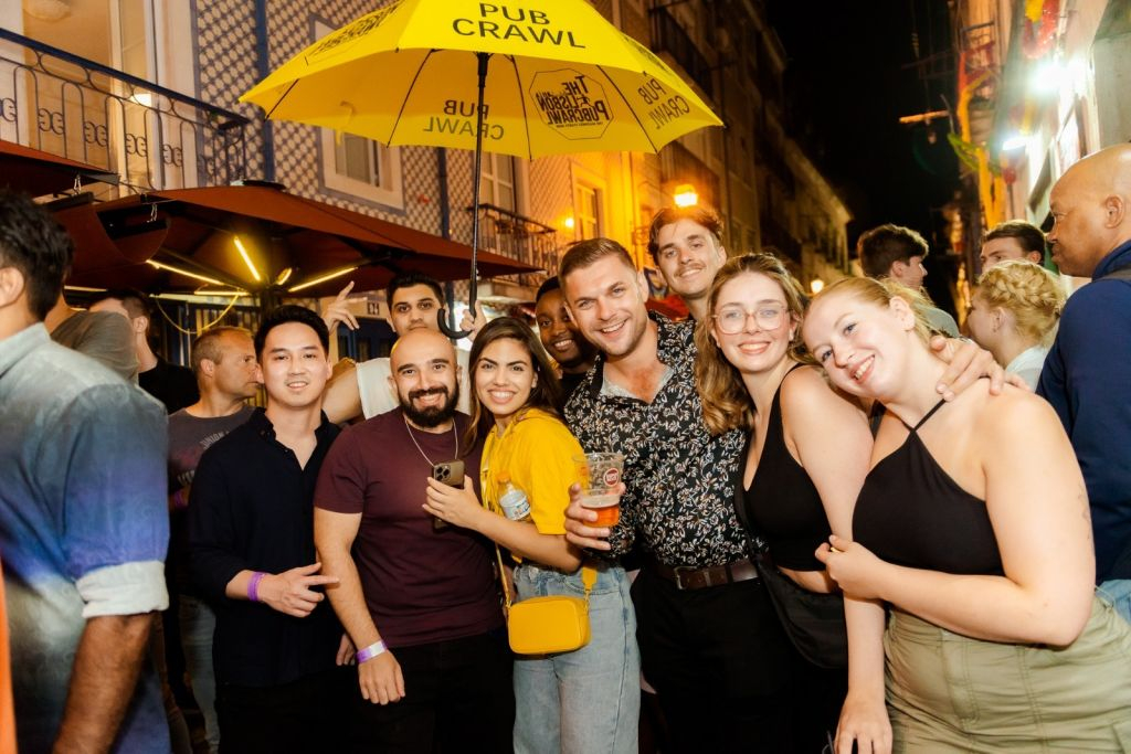 Lisbon: Pub Crawl with Open Bar, Shots, and VIP Club Entry