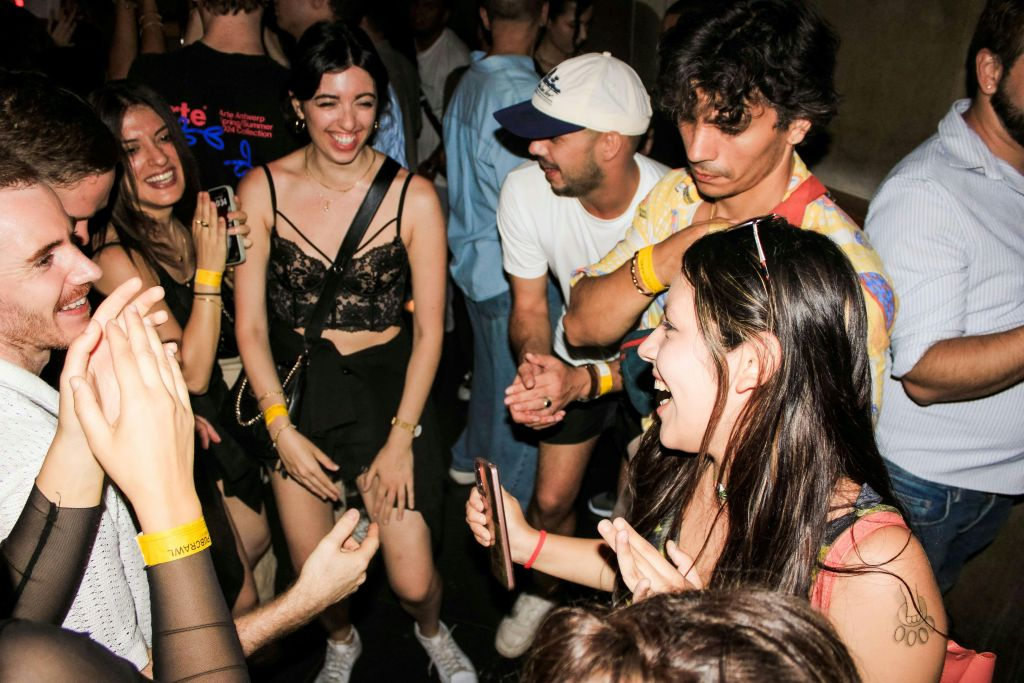 Lisbon: Pub Crawl with Open Bar, Shots, and VIP Club Entry