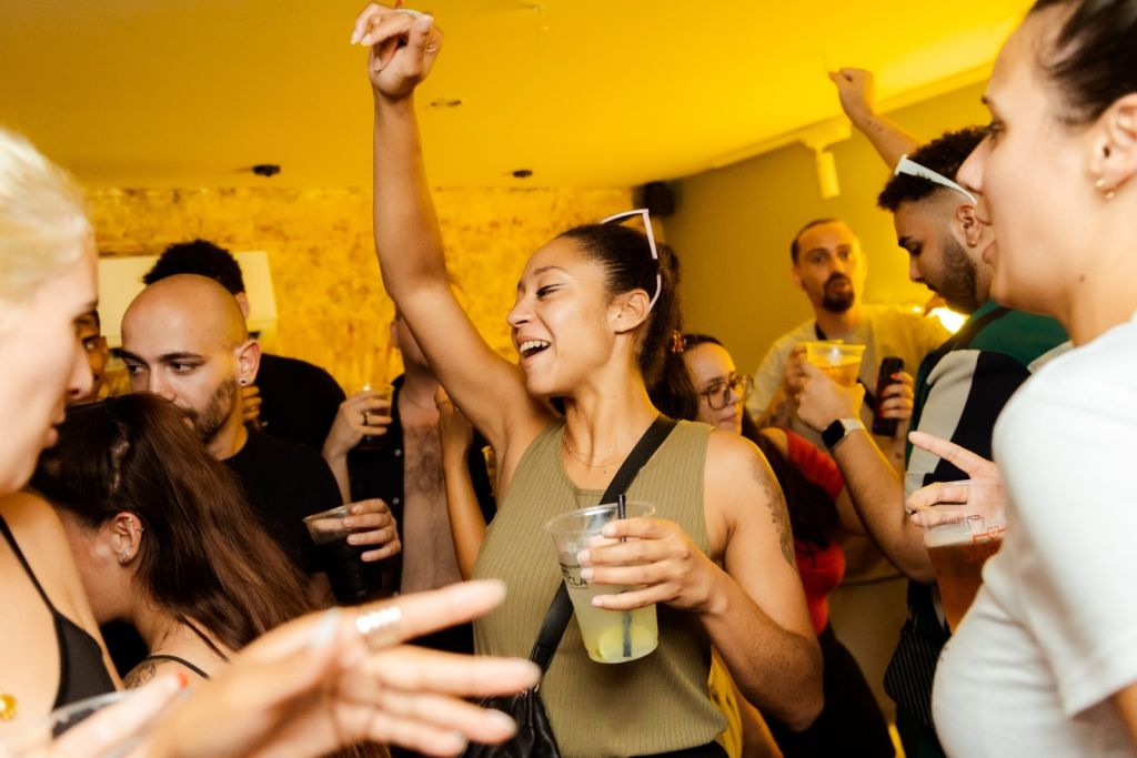Lisbon: Pub Crawl with Open Bar, Shots, and VIP Club Entry