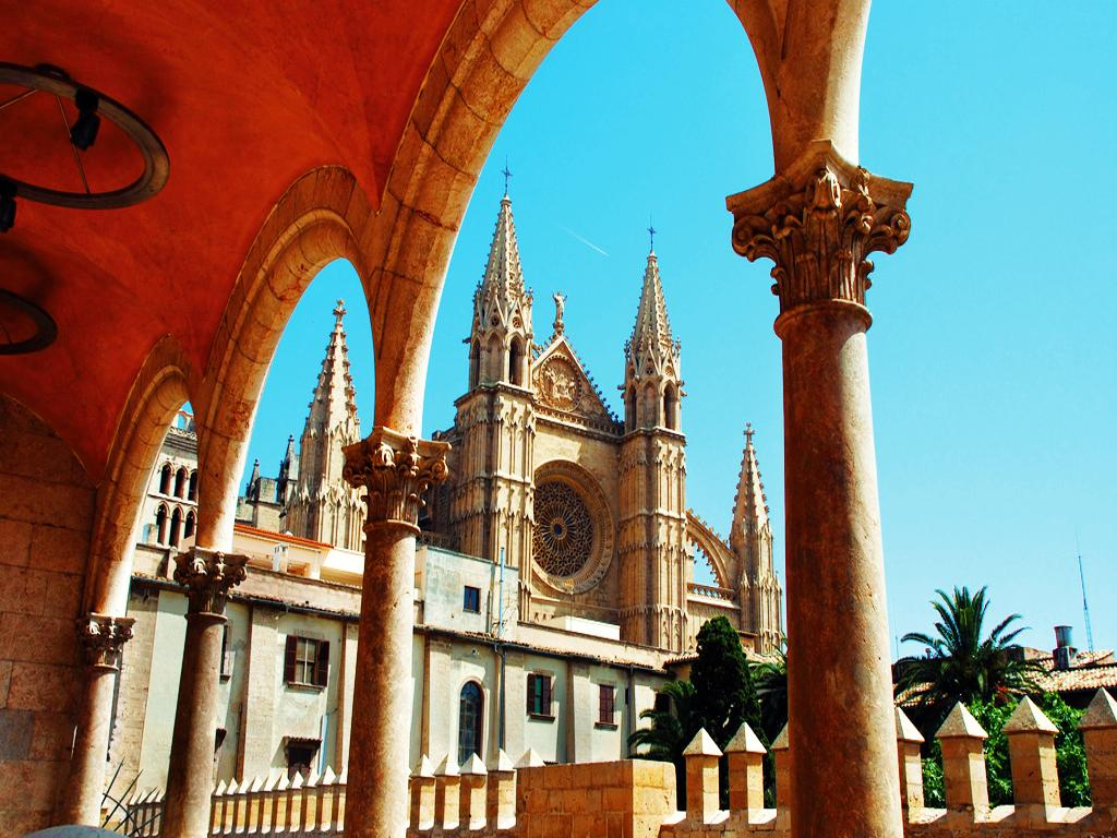 Tour through the center of Palma with entrance to the Cathedral