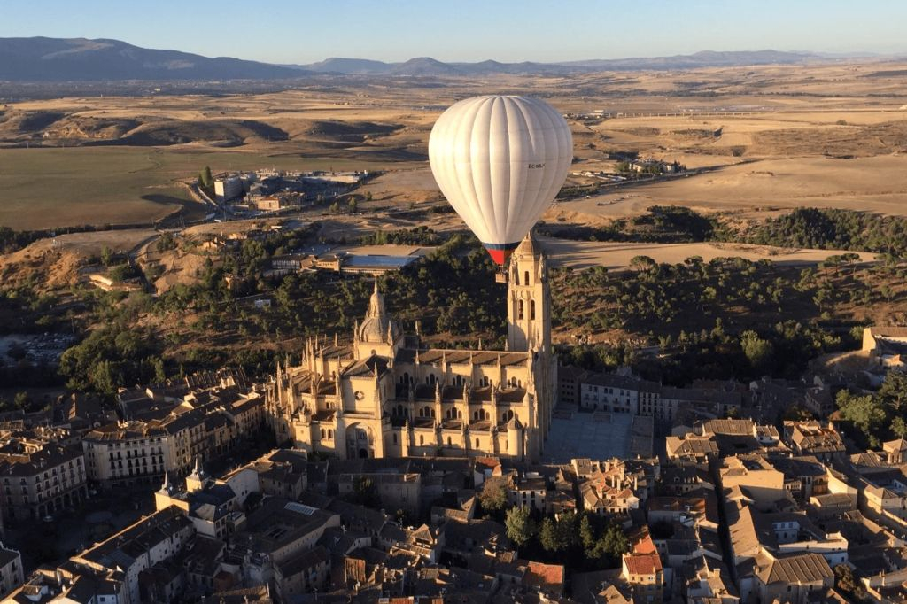 Segovia: volo in mongolfiera + bus turistico