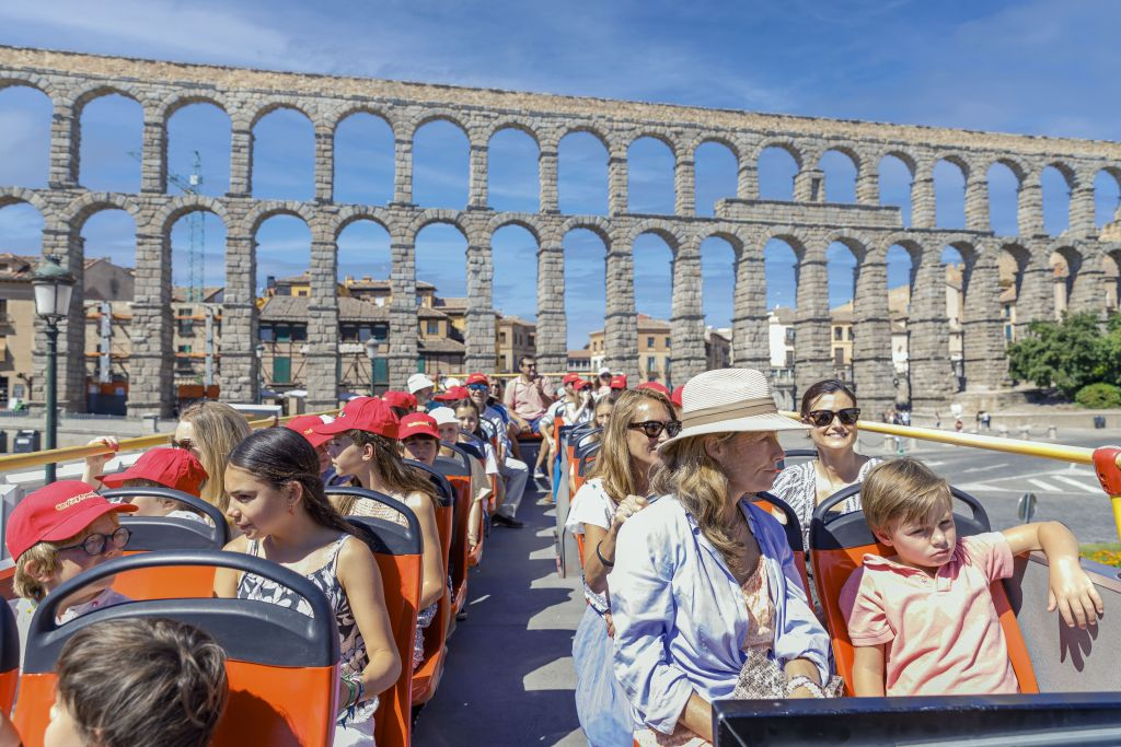 Segovia: Hot Air Balloon Flight + Tourist Bus