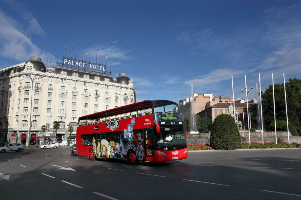 Hop-on Hop-off Bus Madrid + Bernabeu Tour & Museum