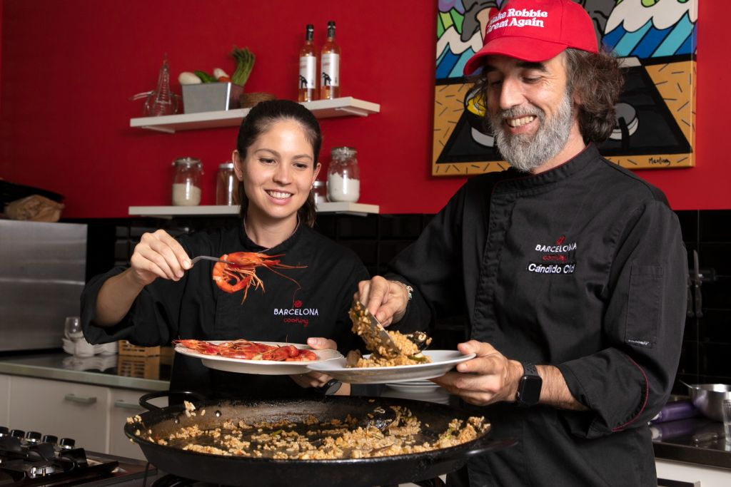 Barcelona: Premium Tapas & Paella Cooking Class