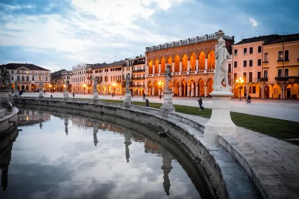 Padova: Visita guidata + Trasferimenti in treno da Venezia + Ingresso all'Orto Botanico