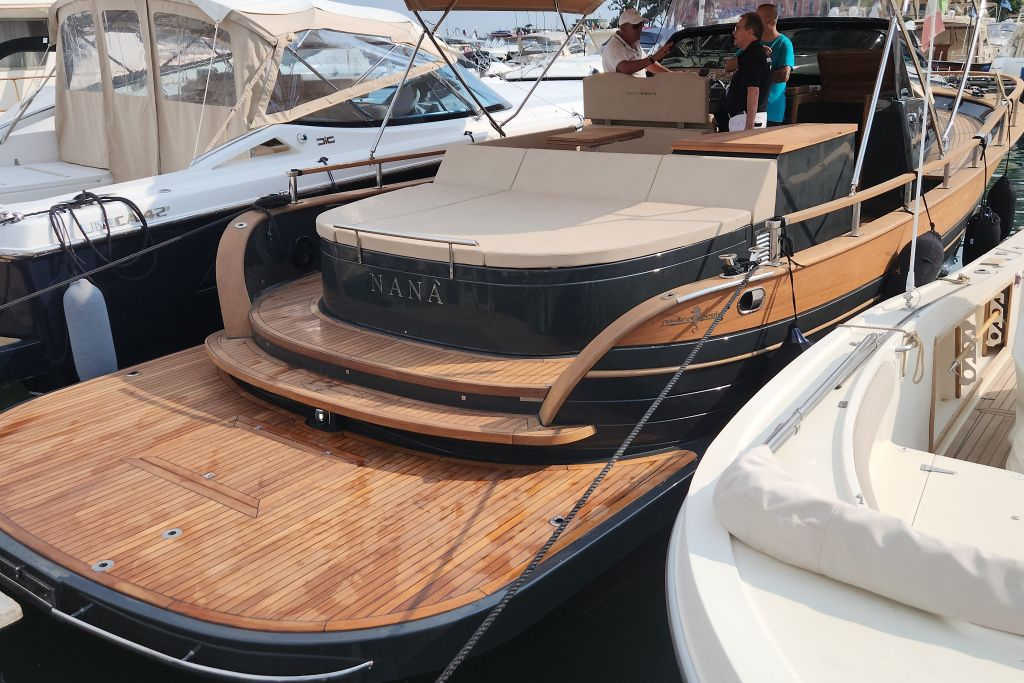 Capri: Small-Group Boat Tour from Naples