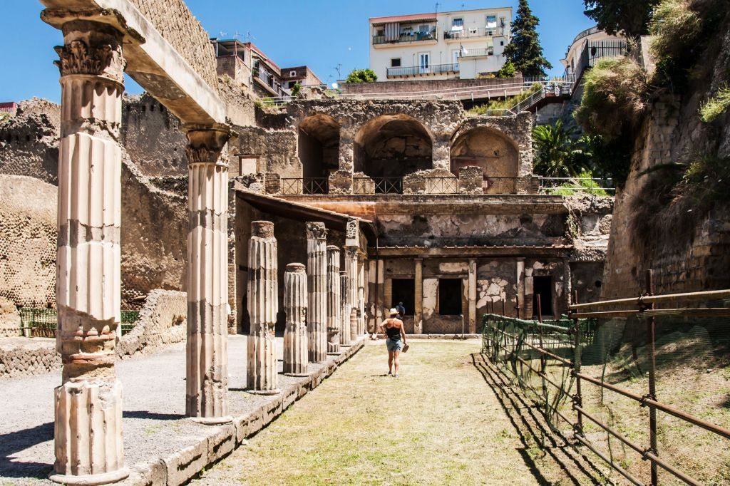 Herculaneum: Guided Tour + Roundtrip from Naples