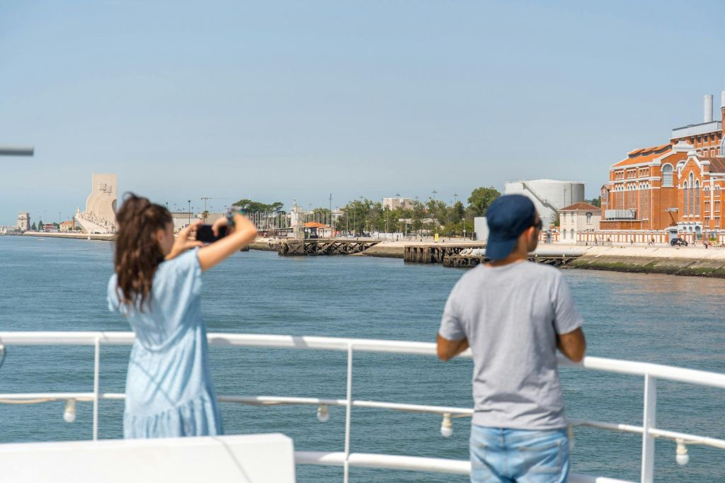 Lisbona: Tour in barca sul fiume Tago + bevanda