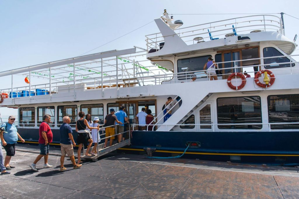 Lisbon Tagus River Boat Tour with One Drink Included
