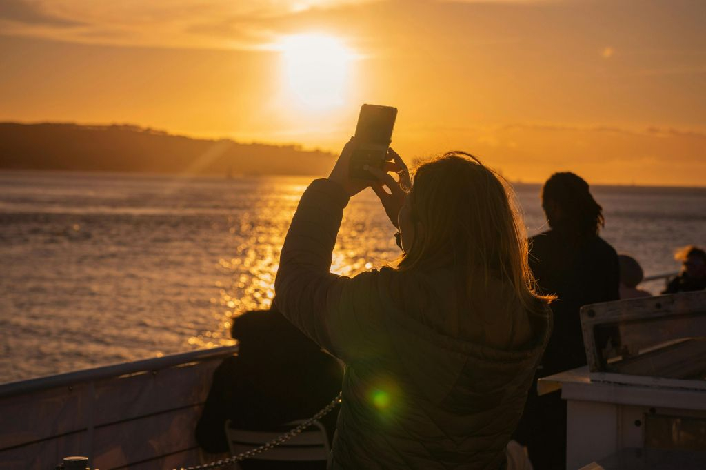 Crociera al tramonto sul fiume Tago a Lisbona con bevande e snack