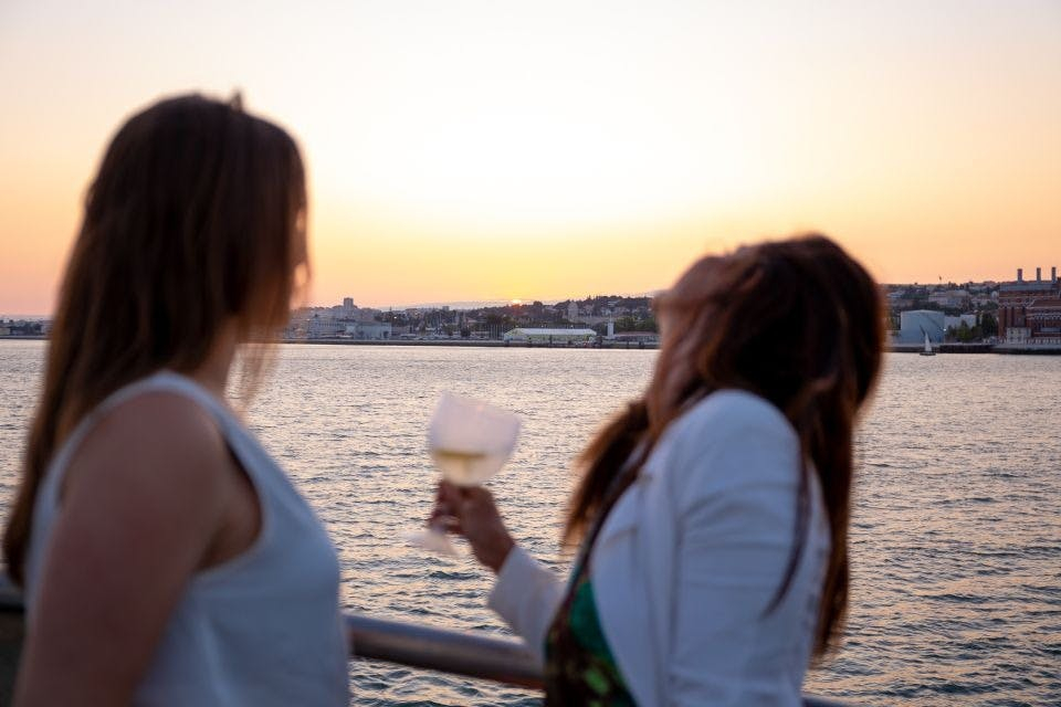 Lisbona: Crociera al tramonto sul fiume Tago con bevande e snack