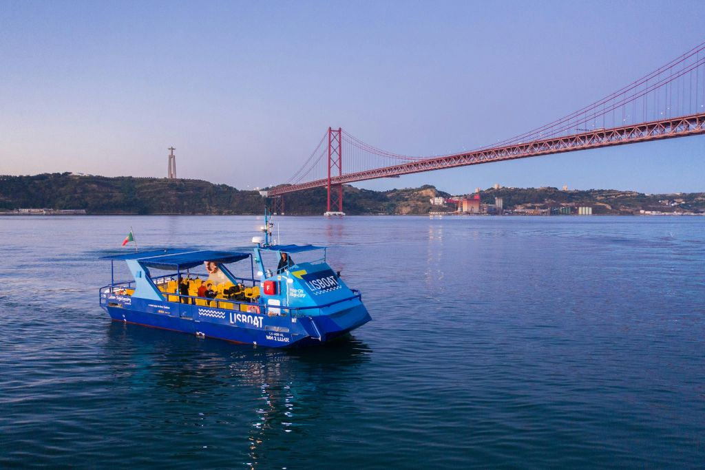 Lisbon: Boat Tour with Fado Show