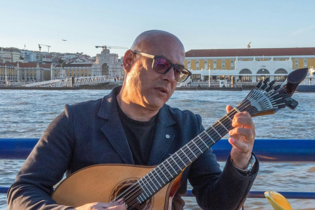 Lisbon: Boat Tour with Fado Show