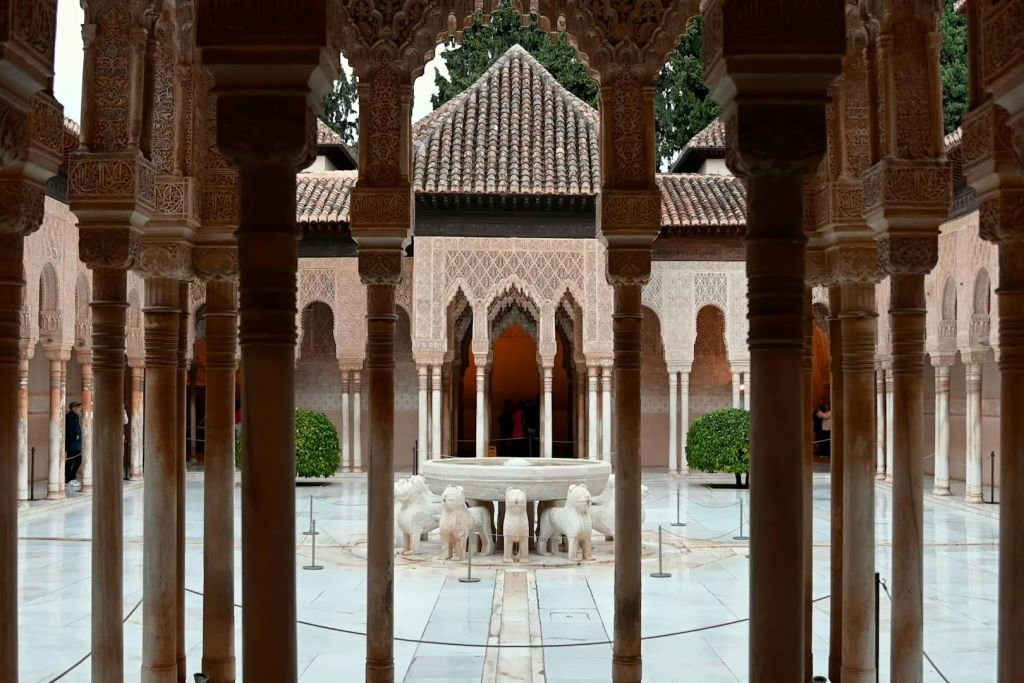Alhambra y Palacios nazaríes: Entrada sin colas + Tour guiado