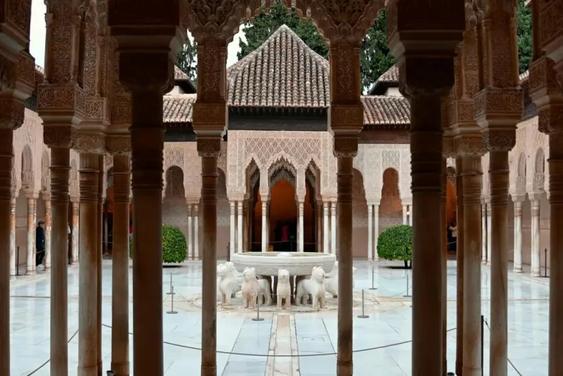 Alhambra y Palacios nazaríes: Entrada sin colas + Tour guiado