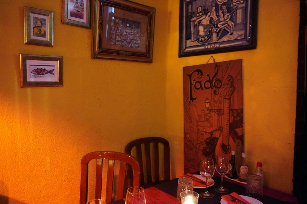 Lisbon: Fado Show with Portuguese Appetizers
