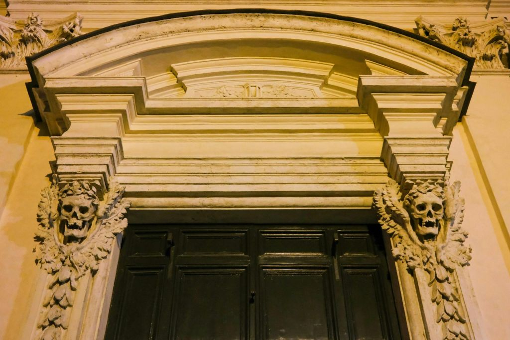 Rome: Ghosts & Legends Guided Walking Tour