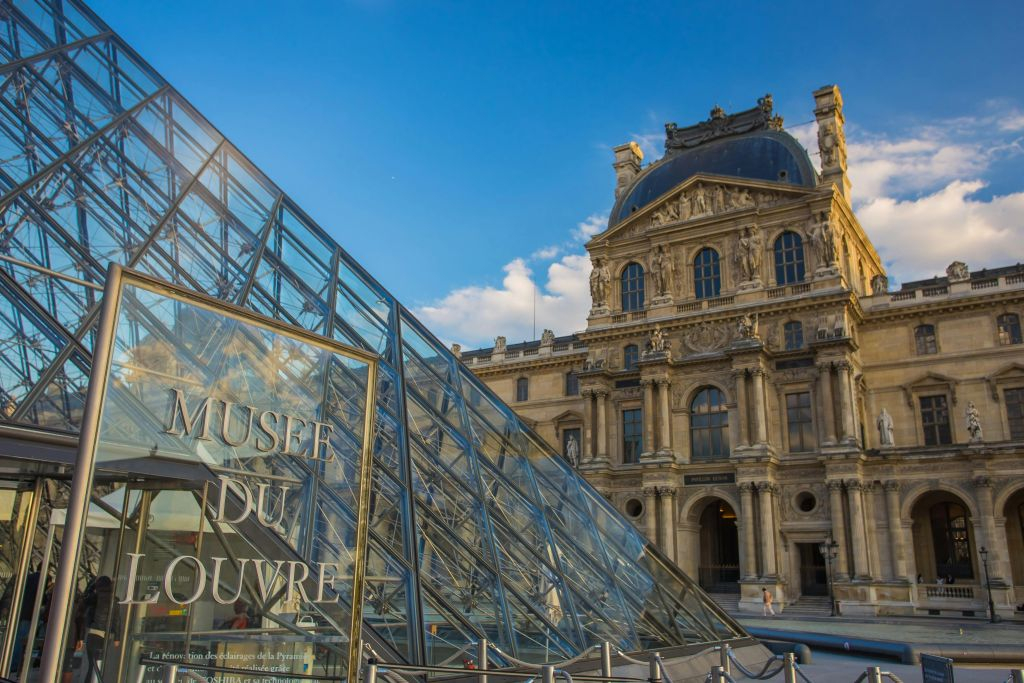 Museu do Louvre: entrada exclusiva + tour guiado em grupo pequeno