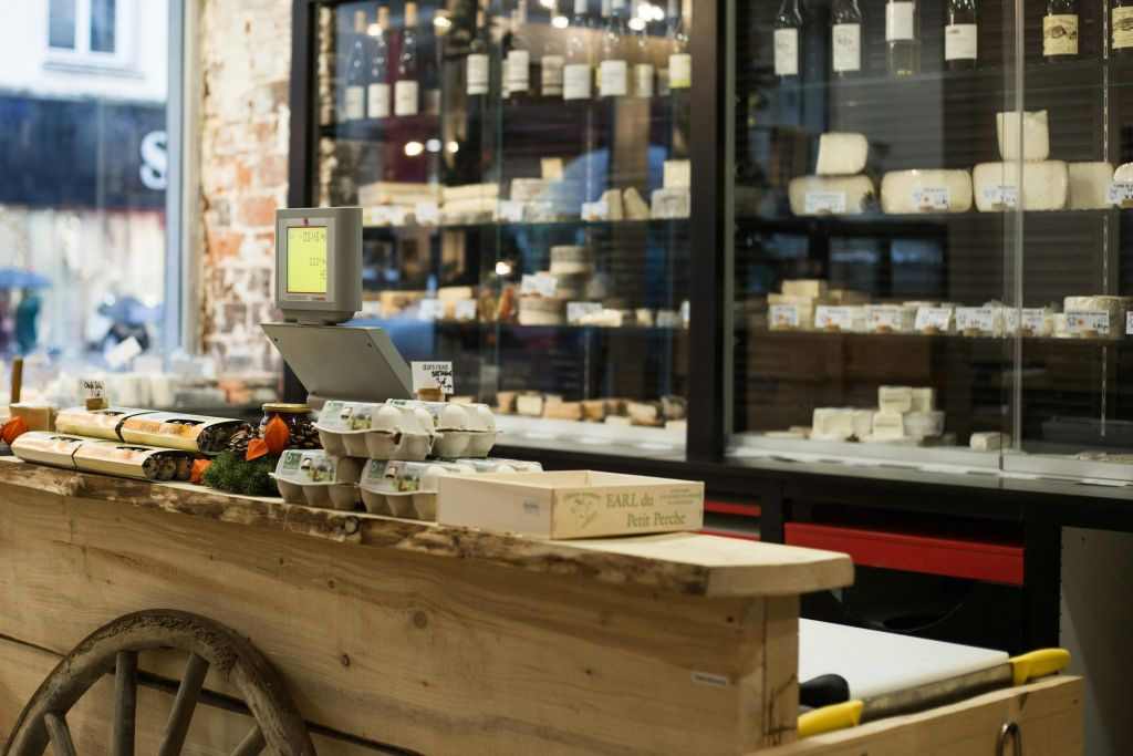 Paris Art of Pairing Cheese and Wine Tasting in a Cheese Cellar