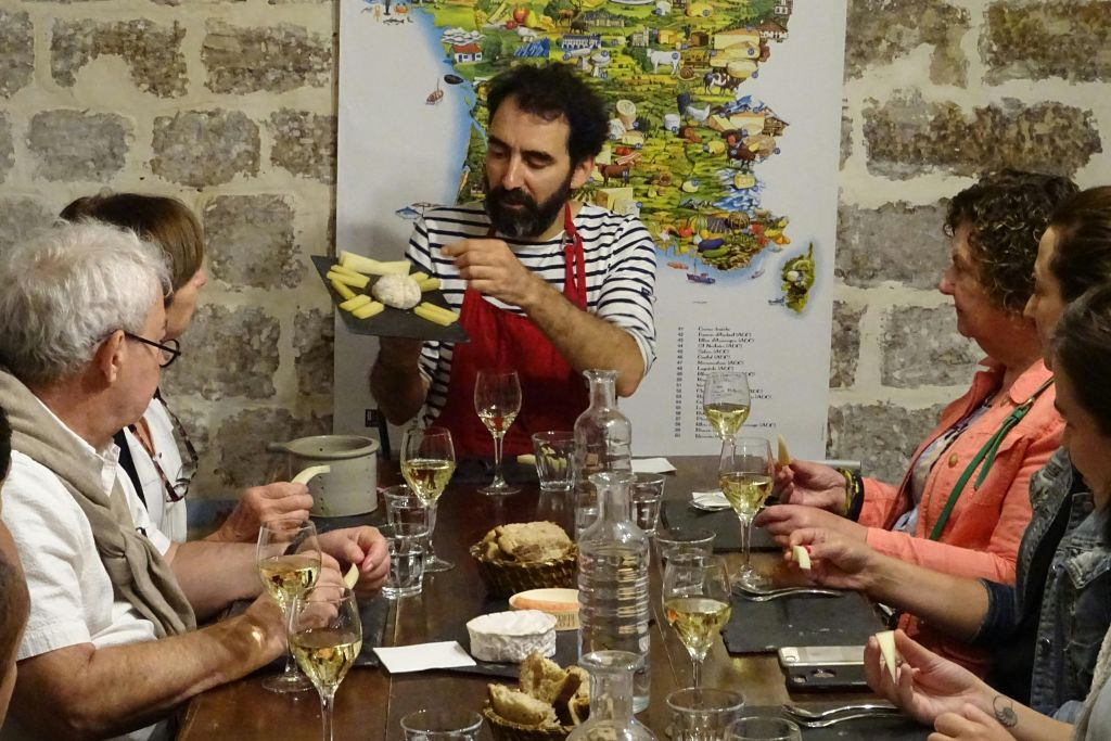 Afternoon Cheese and Wine Tasting in a Paris Cheese Cellar
