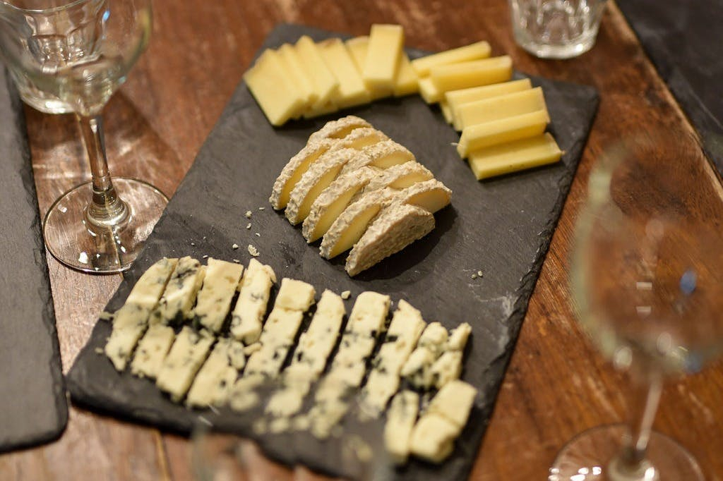 Afternoon Cheese and Wine Tasting in a Paris Cheese Cellar