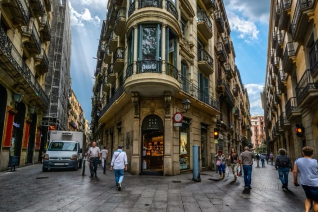 Barcelona Gothic Quarter: Audio Guide App by TouringBee