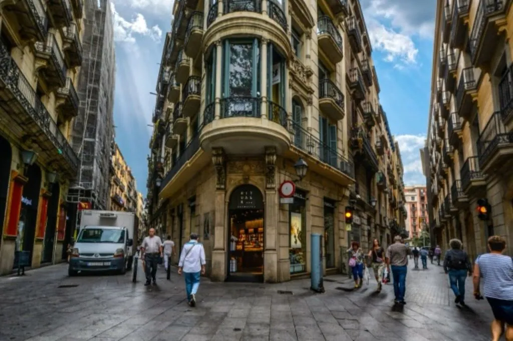 Barcelona Gothic Quarter: Audio Guide App by TouringBee