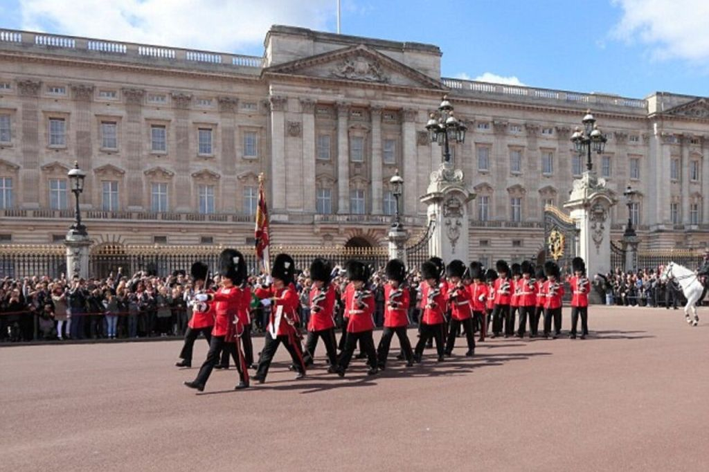 London: Walking Tour + Changing of the Guard at Buckingham Palace