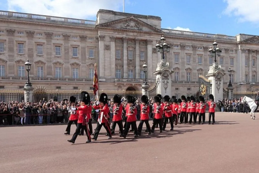 London: Walking Tour + Changing of the Guard at Buckingham Palace