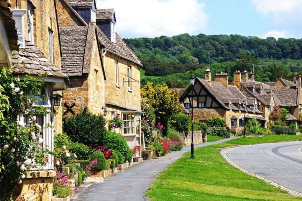 Cotswolds: Guided Tour + Roundtrip Transfer from London