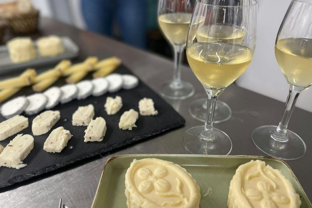 Paris Cheesemaking Workshop Including Wine and Cheese Tasting with an Expert