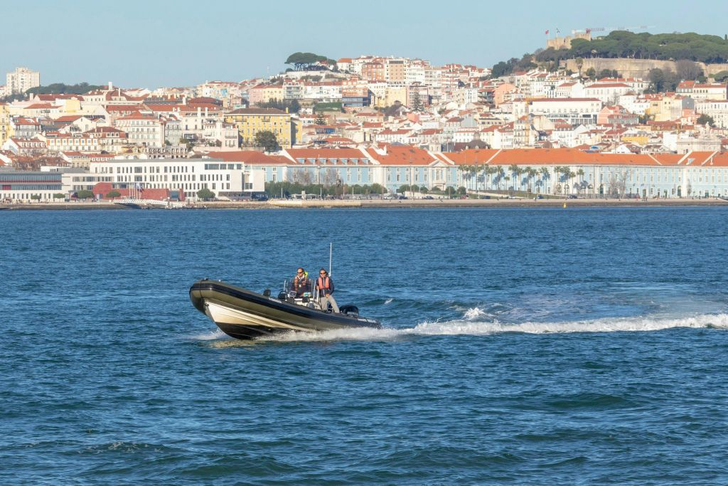 Lisbon: Sunset Speedboat Tour