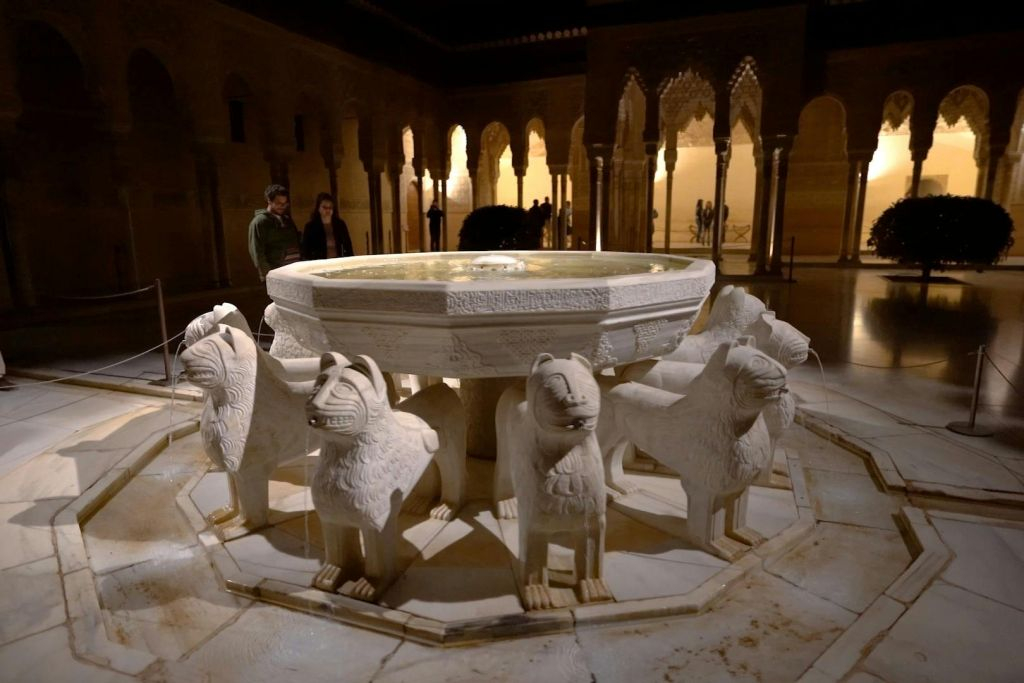 Alhambra y Palacios nazaríes: Entrada sin colas + Tour nocturno