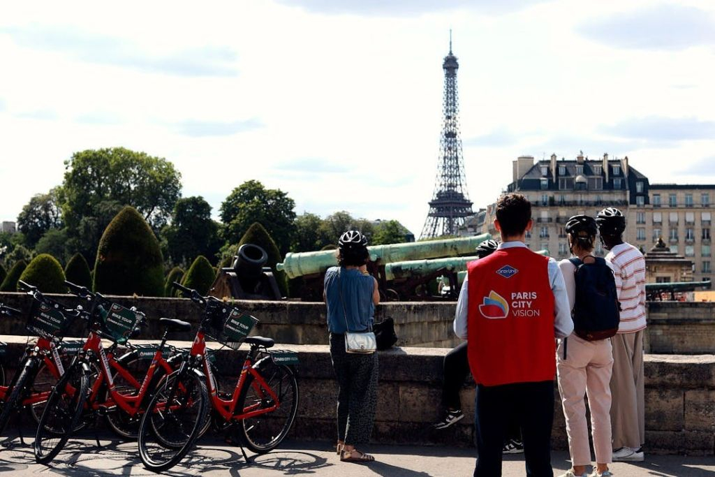 Paris: Guided Bike Tour