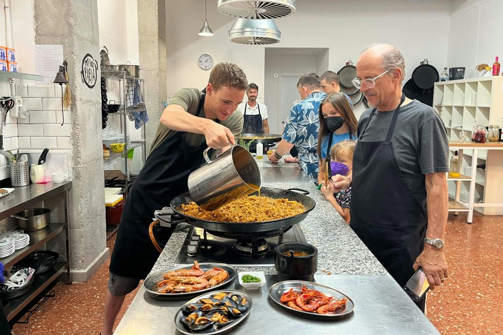Valencia: Paella Cooking Class, Tapas, Sangria & Ruzafa Market Visit