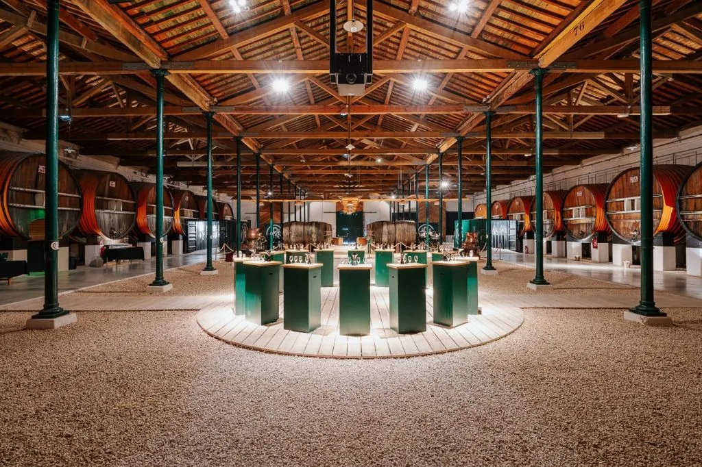 Maison de Noilly Prat : Visite historique guidée + dégustation de vin