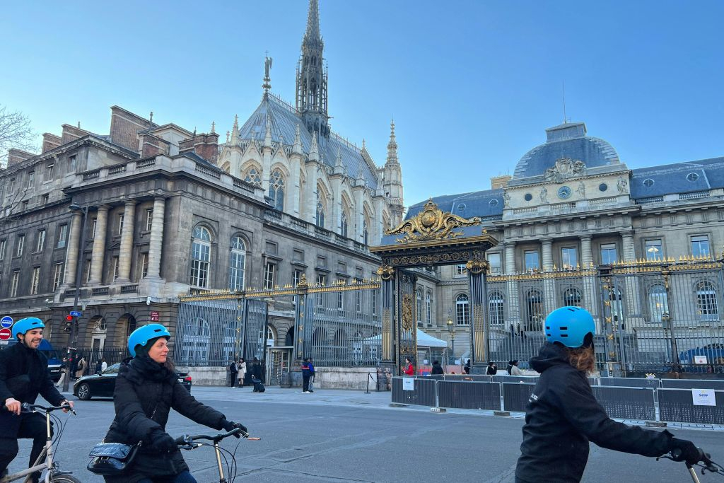 Paris City Center: Private Bike Tour Highlights