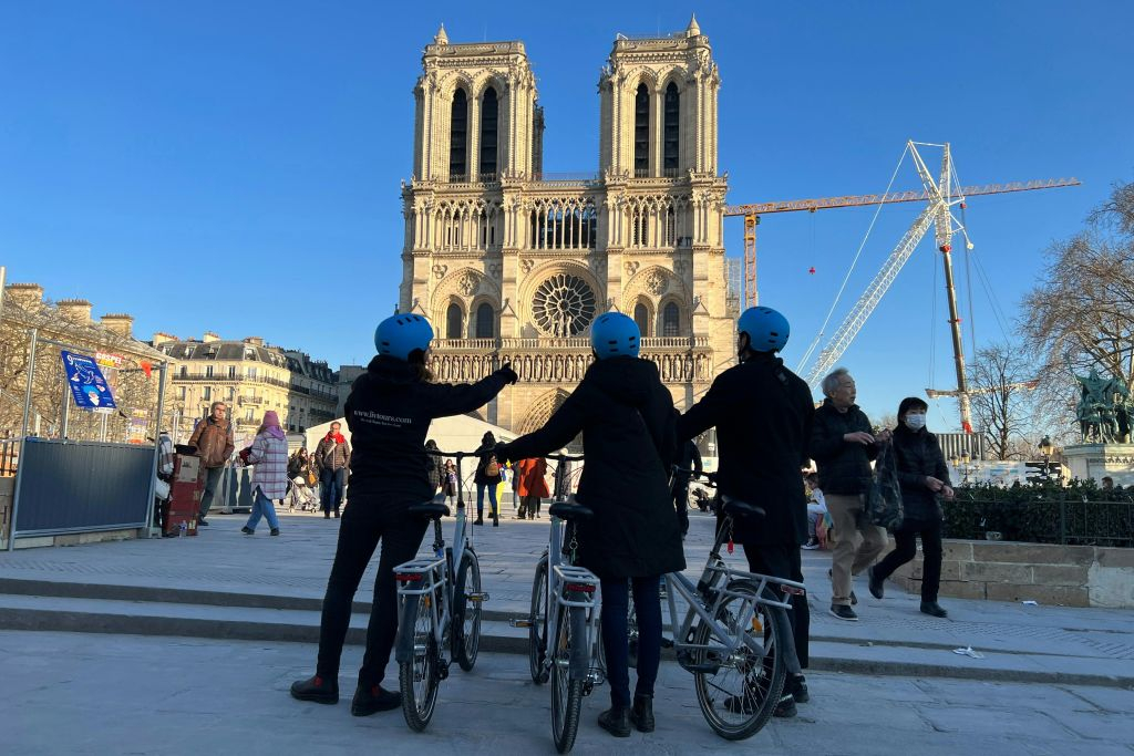 Paris City Center: Private Bike Tour Highlights