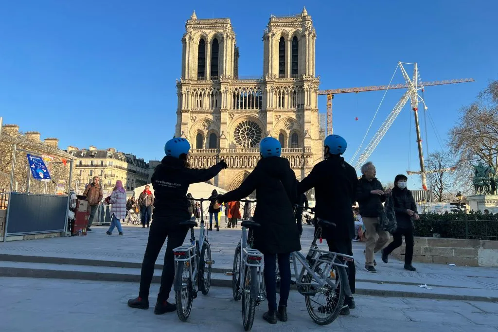 Paris City Center: Private Bike Tour Highlights