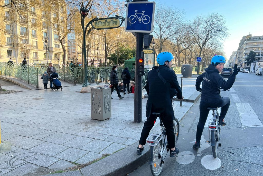 Paris City Center: Private Bike Tour Highlights