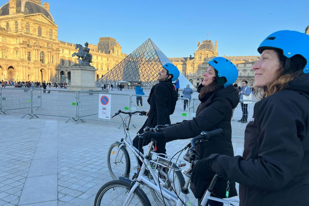 Paris City Center: Private Bike Tour Highlights