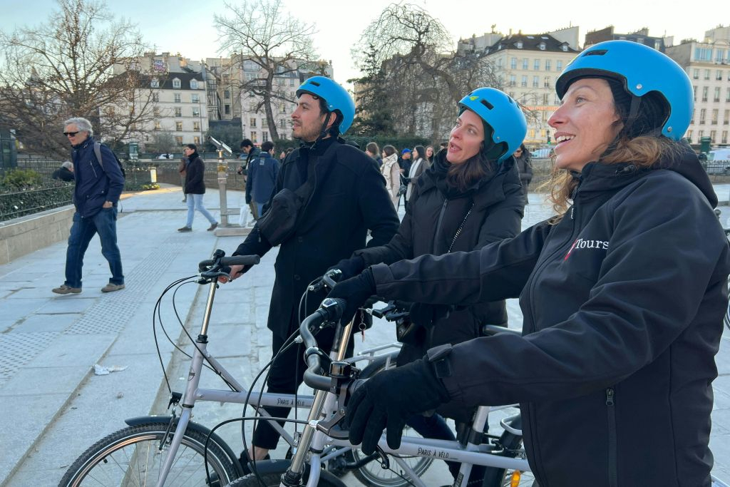 Paris City Center: Private Bike Tour Highlights