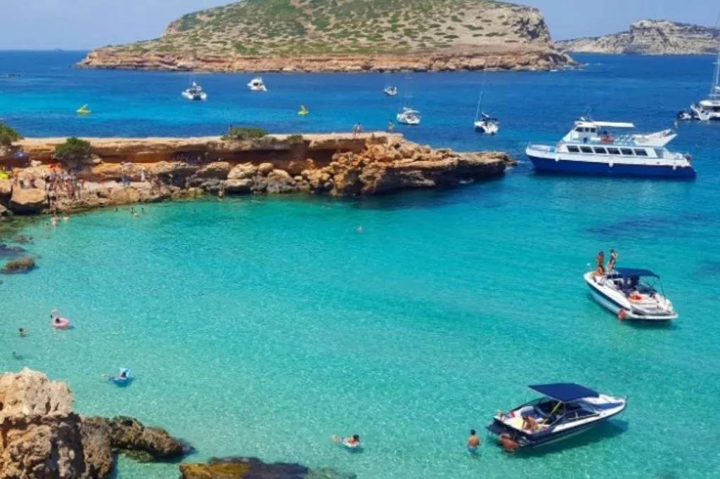 Ibiza: Paseo en Barco con Banana Boat, Comida y Barra Libre Premium