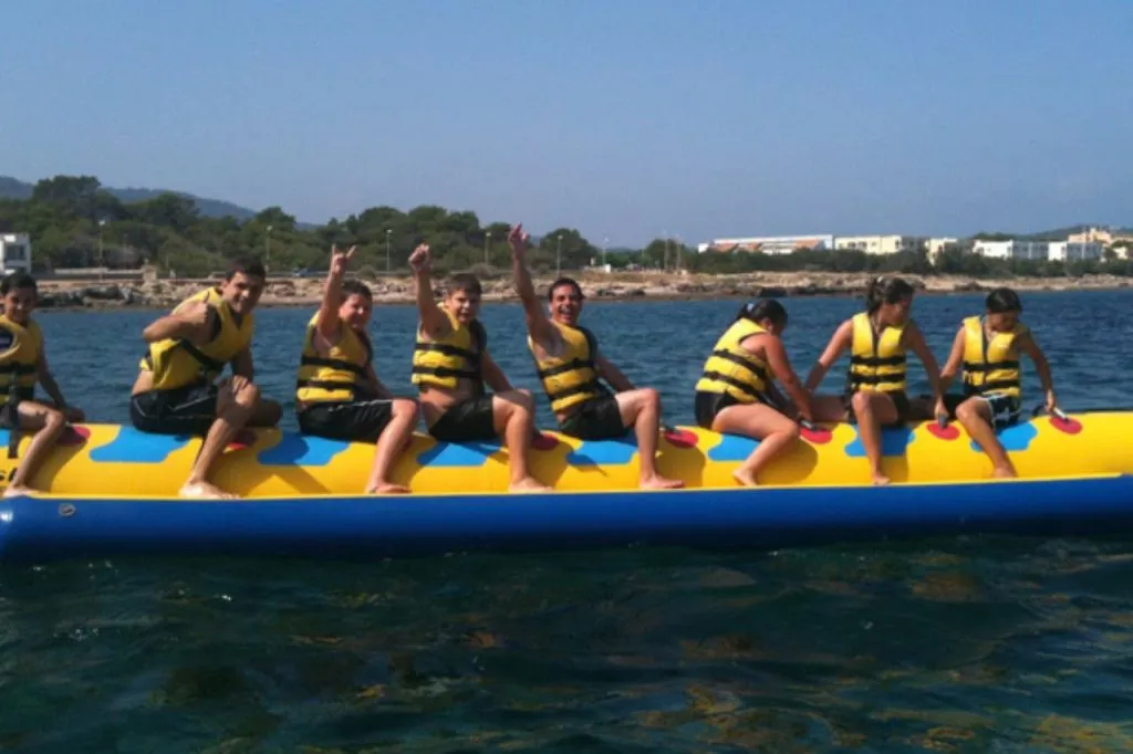 Ibiza: Paseo en Barco con Banana Boat, Comida y Barra Libre Premium