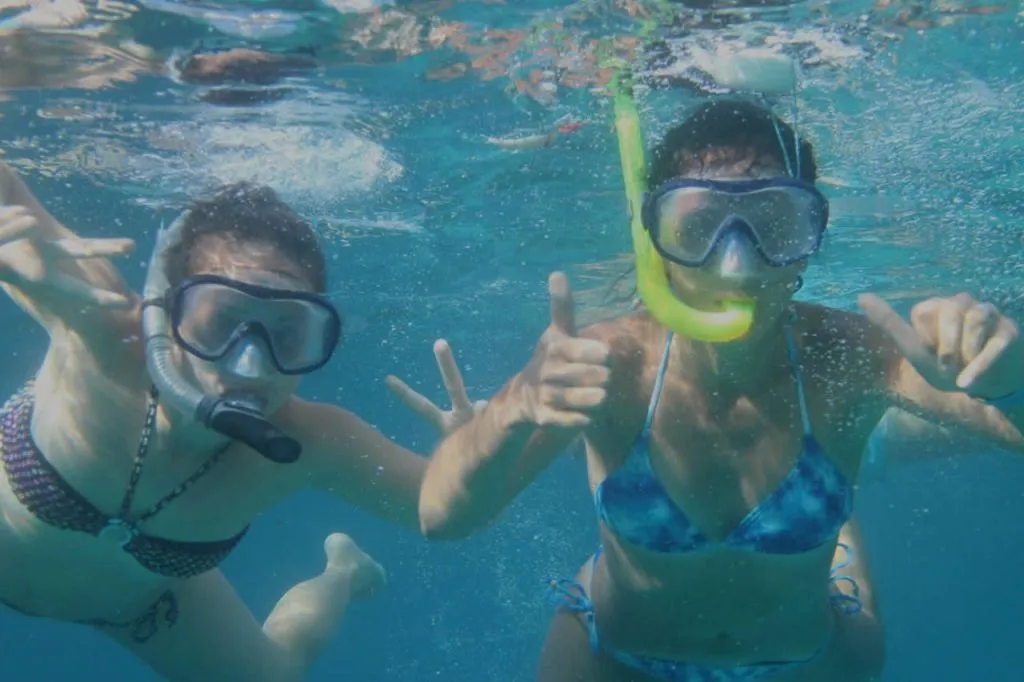 Ibiza: Paseo en Barco con Banana Boat, Comida y Barra Libre Premium