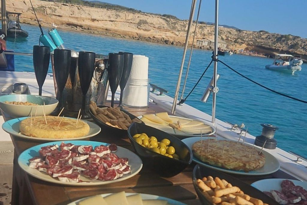 Ibiza: Paseo en Barco con Banana Boat, Comida y Barra Libre Premium